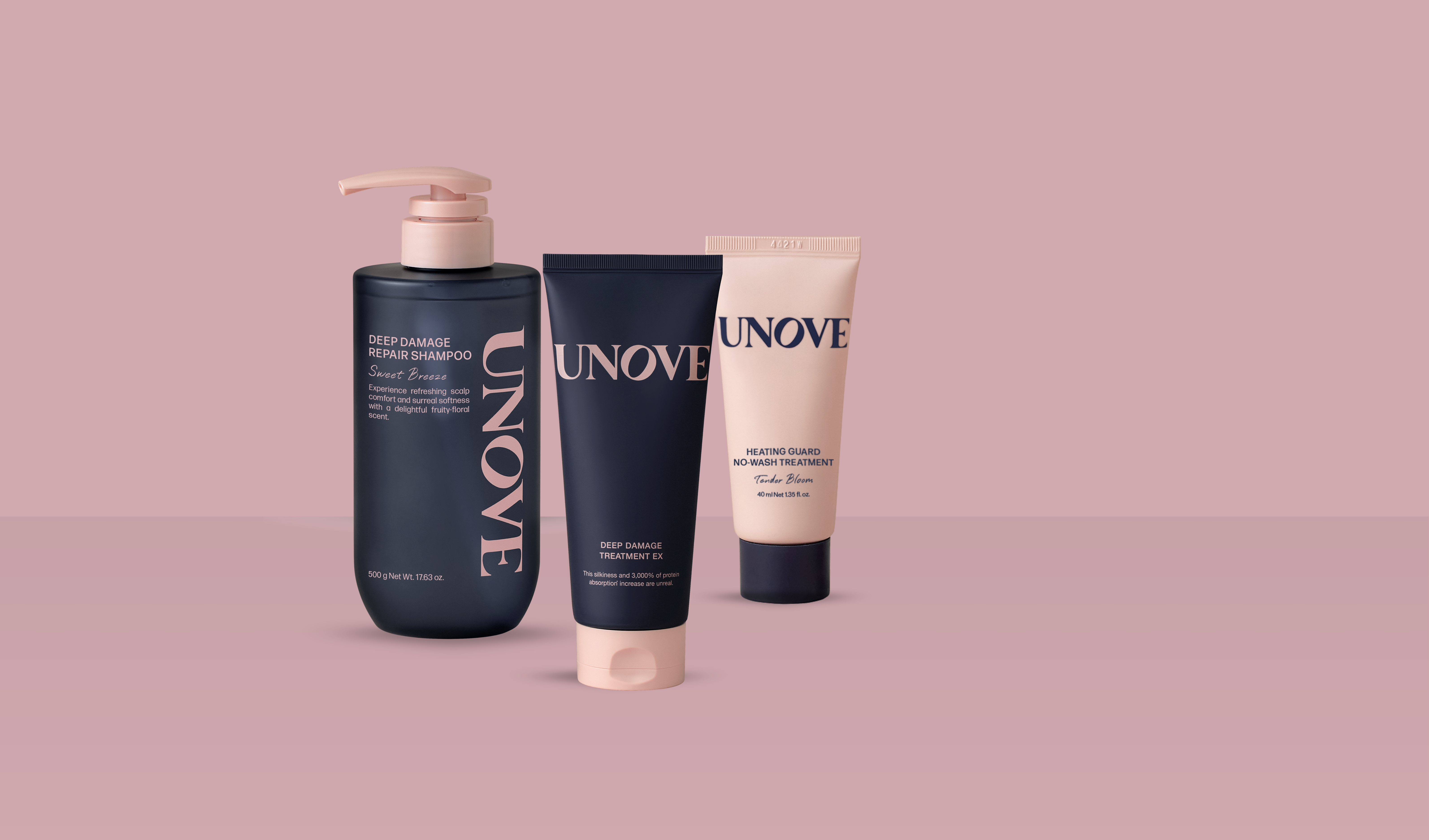 Kolme UNOVE-hiustenhoitotuotetta vaaleanpunaisella taustalla: Deep Damage Repair Shampoo -pumppupullo, Deep Damage Treatment EX -tuubi ja Heating Guard No-Wash Treatment -tuubi.
