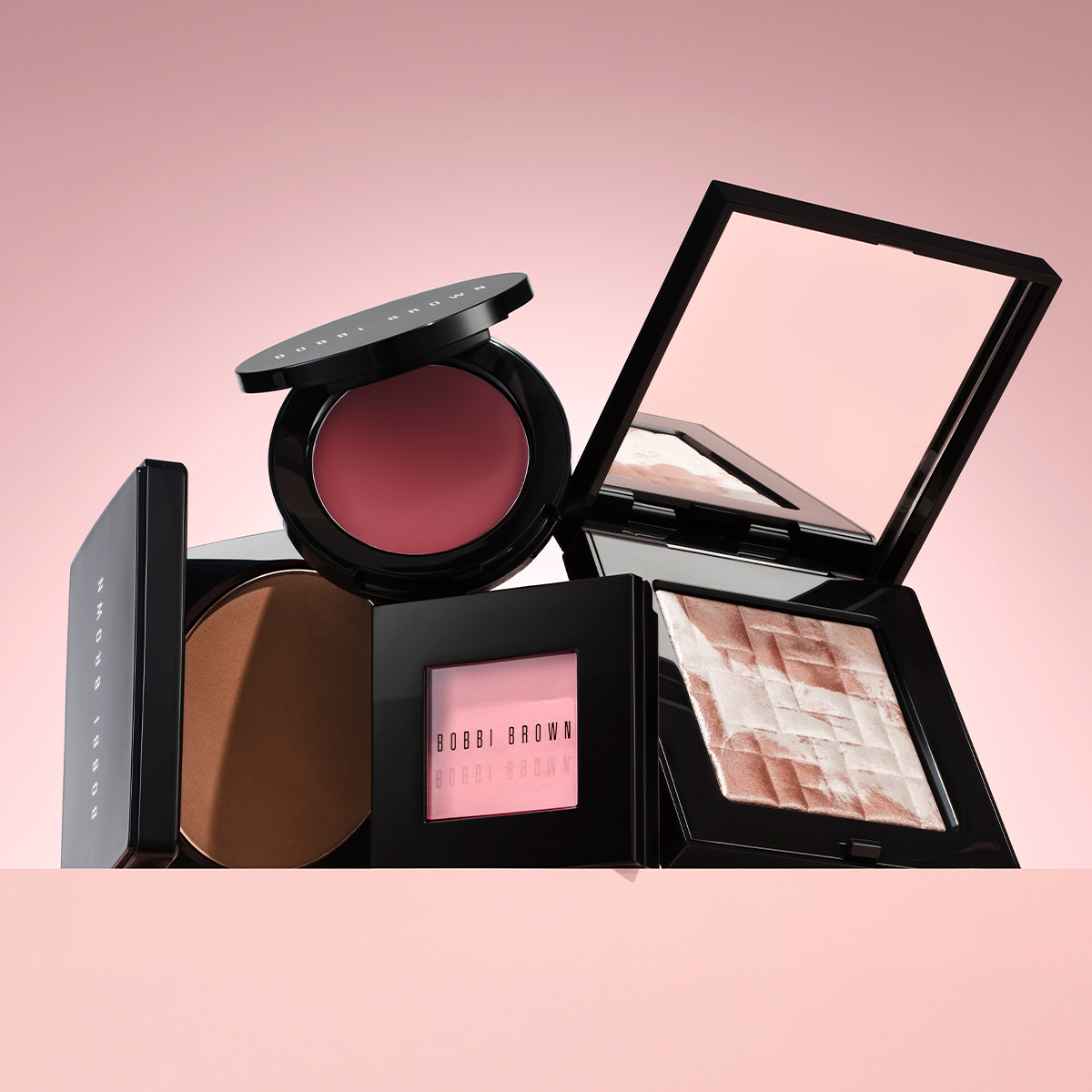 Bobbi Brown -meikkituotteet: Poskipuna, bronzer, korostusväri ja voidemainen poskipuna.