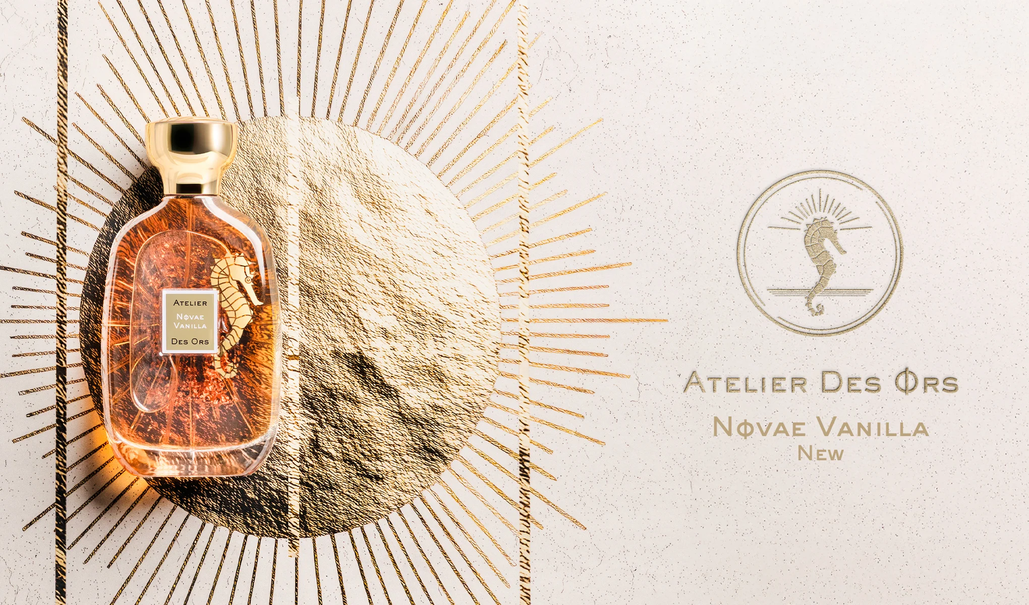Genomskinlig parfymflaska med guldkork och guldpartiklar inuti. Flaskan är placerad på ett gyllene solmotiv. Texter: "Atelier Des Ors", "Novae Vanilla", "New".