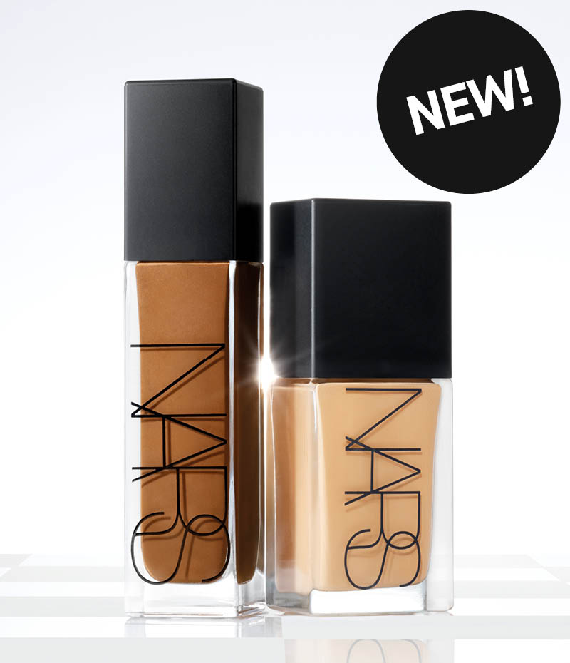 NARS-meikkivoidepulloja, joissa on mustat korkit. Ne seisovat kiiltävällä pinnalla ja valkoisella taustalla.