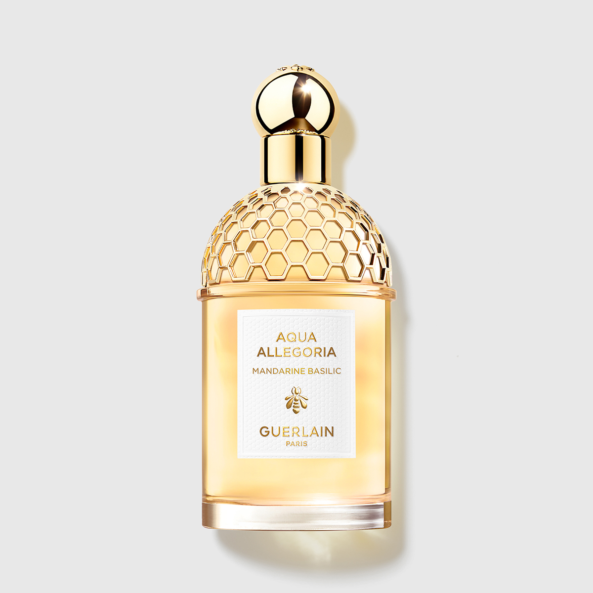Guerlain Aqua Allegoria Mandarine Basilic parfymeflaske med gullfarget bikubekork.
