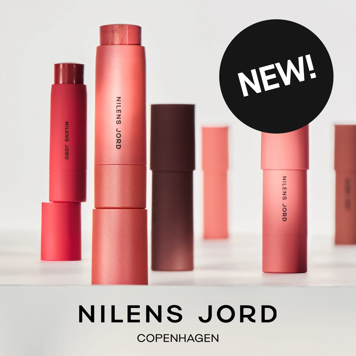 Höstens smartaste multistick från Nilens Jord. Bilden visar flera multistick-produkter i olika färger, inklusive en ny produkt. Multisticken kan användas på både kinder och läppar för en enkel och mångsidig makeup-rutin.