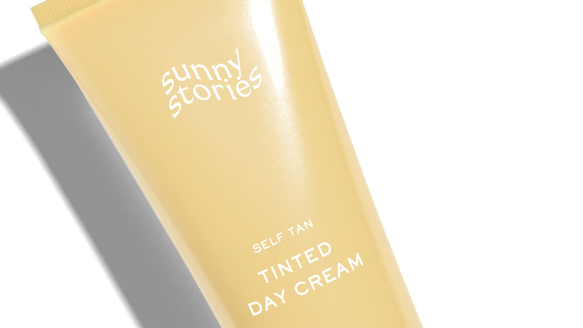 Gul tube med Sunny Stories selvbrunende tonet dagkrem