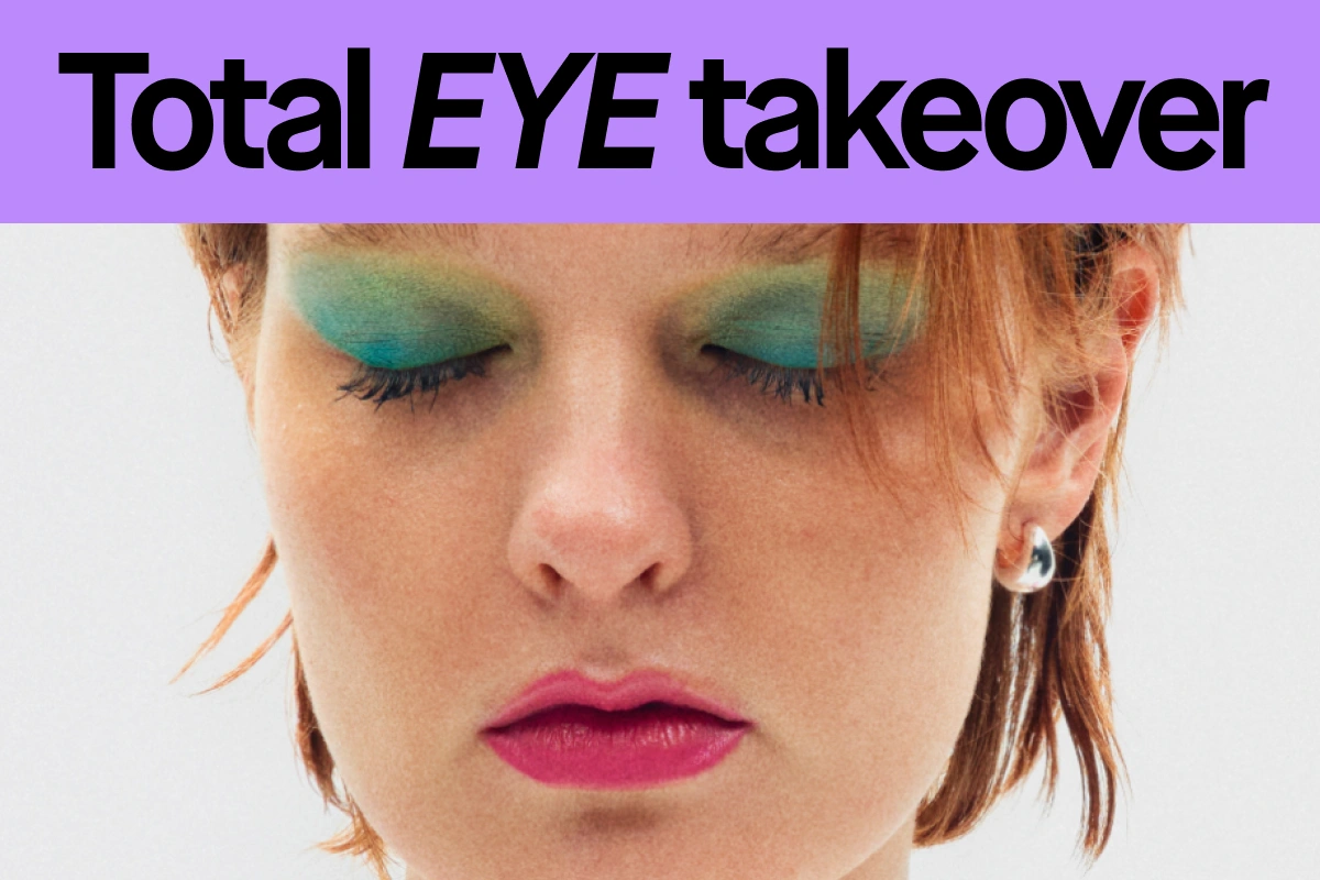 Teksti “Total EYE takeover” näkyy yhdessä henkilön kanssa, jolla on vihreä luomiväri, ripsiväri ripsissä ja pinkki huulipuna.