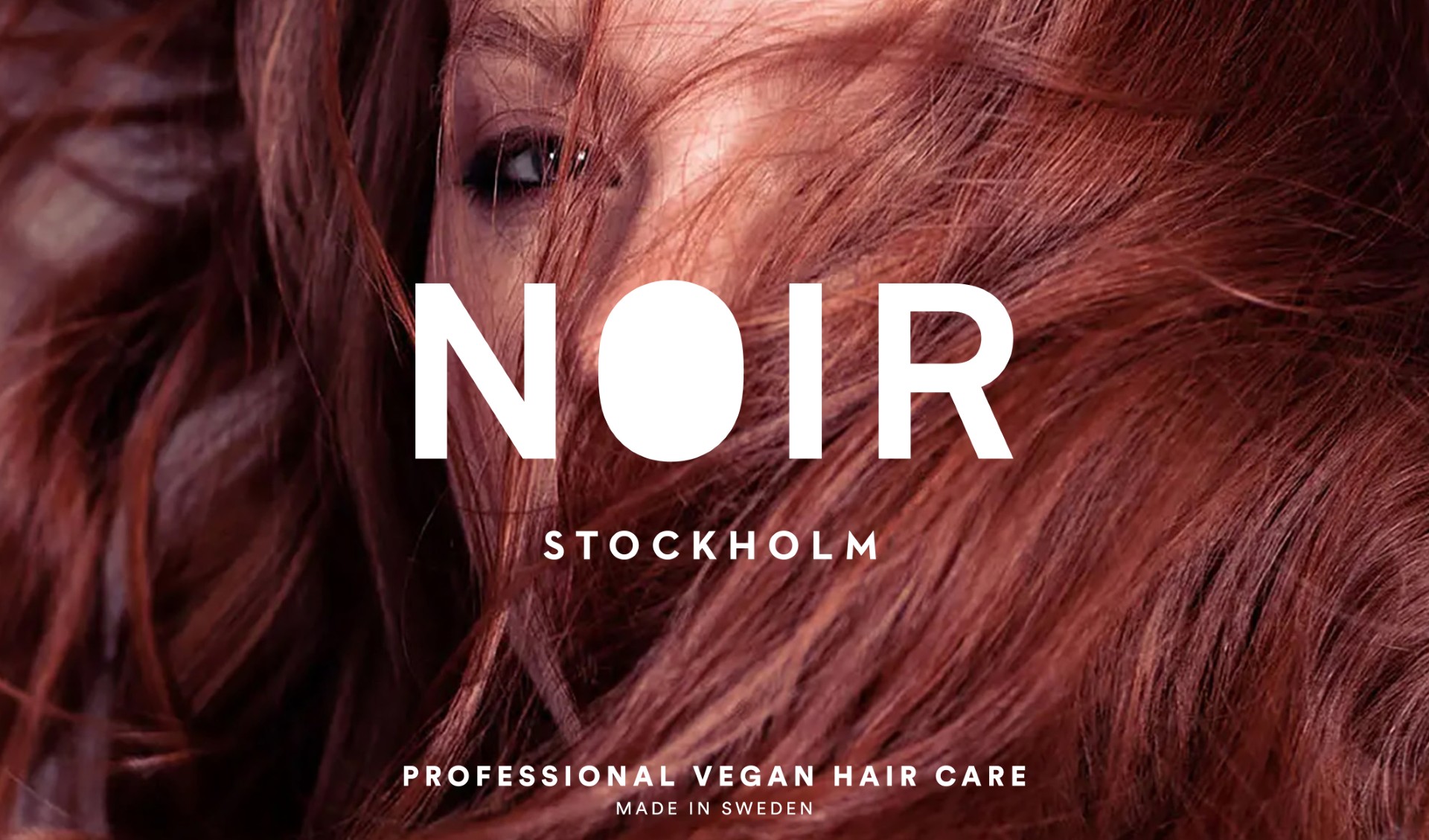 En rad hårvårdsprodukter från Noir Stockholm mot en ljusgrå bakgrund. Alla med eleganta svartvita förpackningar. Texten ovanför produkterna är"New Shape & Style Tell Stories With Your Hair". I nedre vänstra hörnet står "Made in Sweden" och i nedre högra hörnet står "NOIR Stockholm".