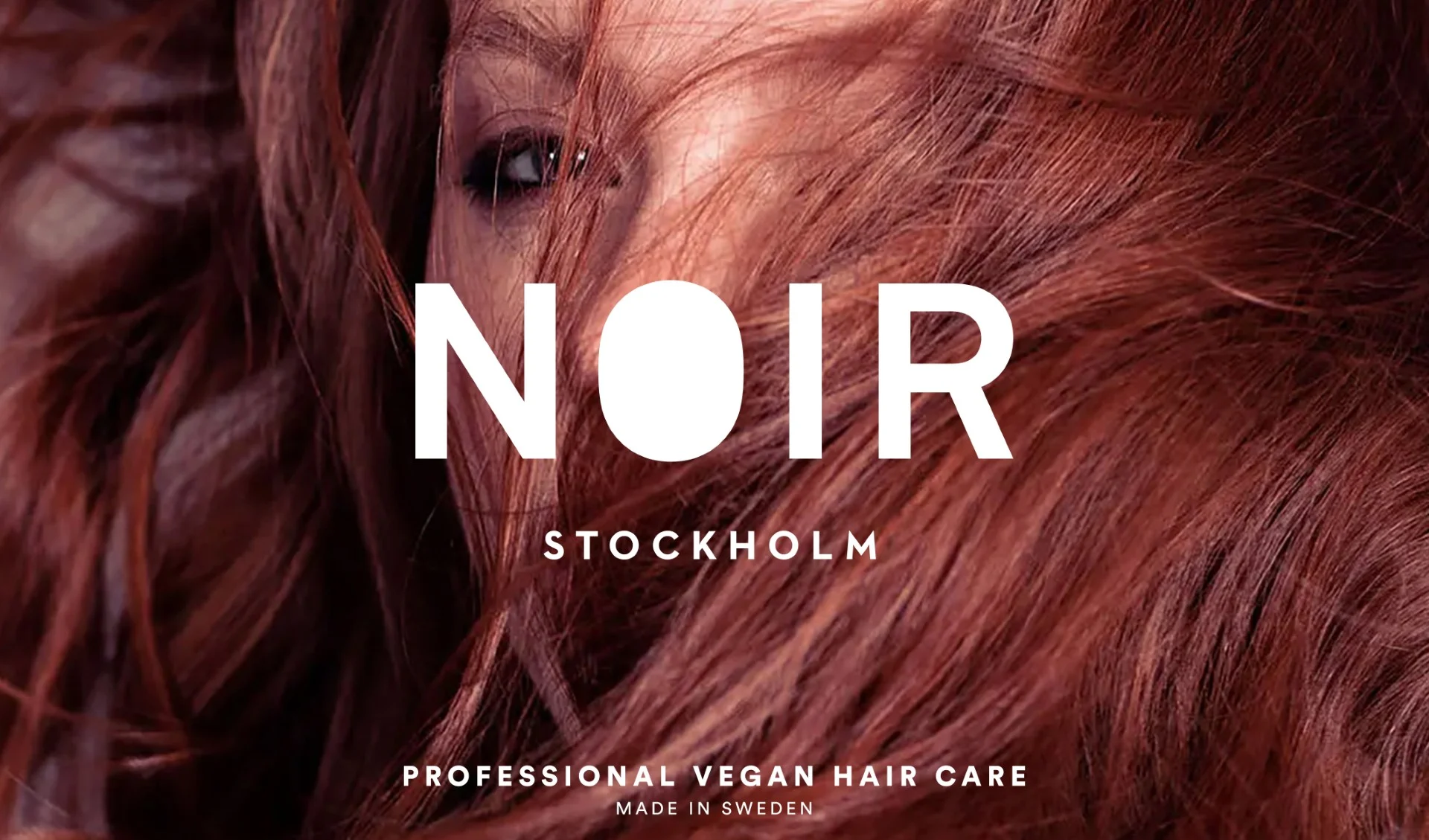 En rad hårvårdsprodukter från Noir Stockholm mot en ljusgrå bakgrund. Alla med eleganta svartvita förpackningar. Texten ovanför produkterna är"New Shape & Style Tell Stories With Your Hair". I nedre vänstra hörnet står "Made in Sweden" och i nedre högra hörnet står "NOIR Stockholm". 