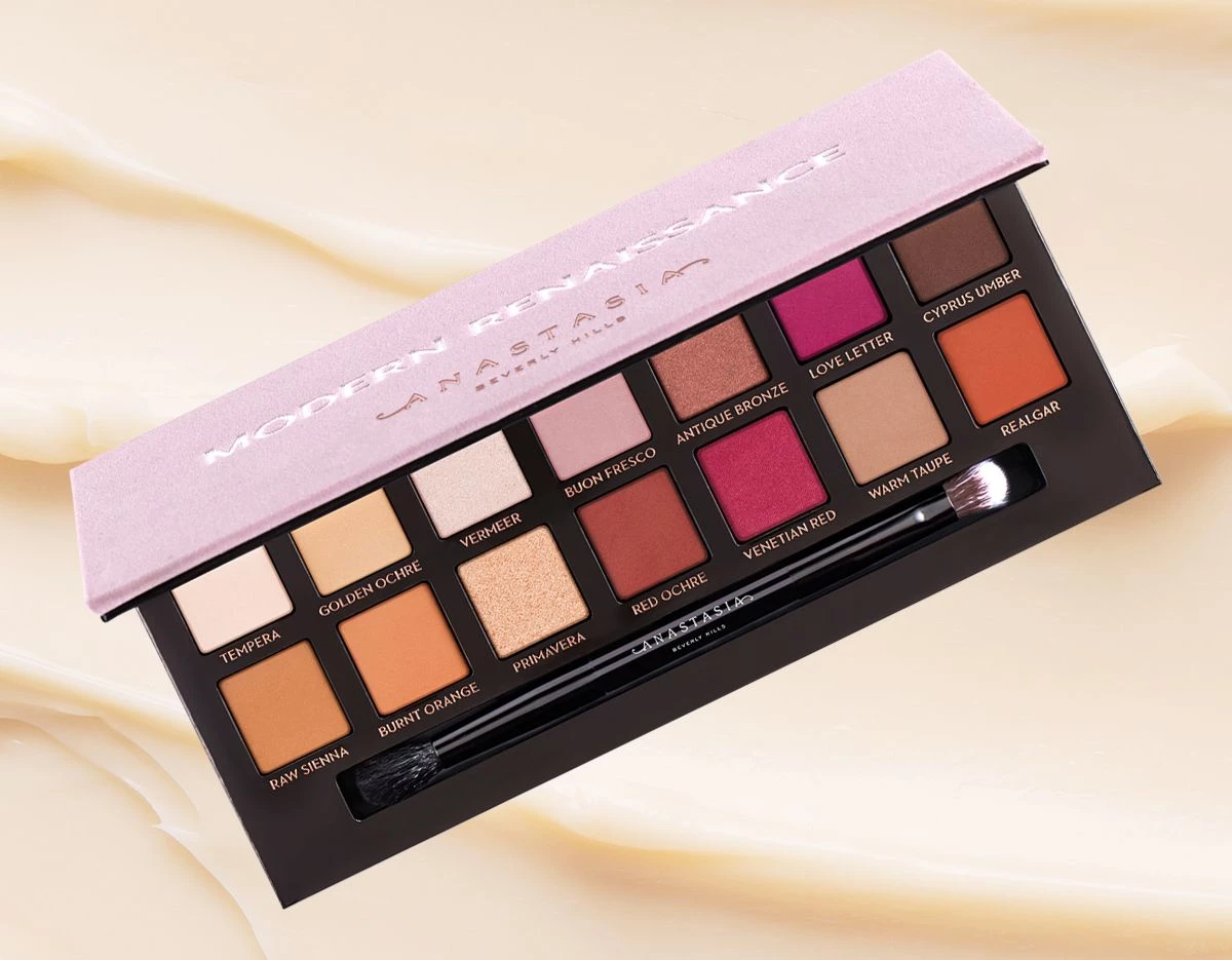 Anastasian Modern Renaissance Eyeshadow Palette beigeä, laskostettua taustaa vasten.