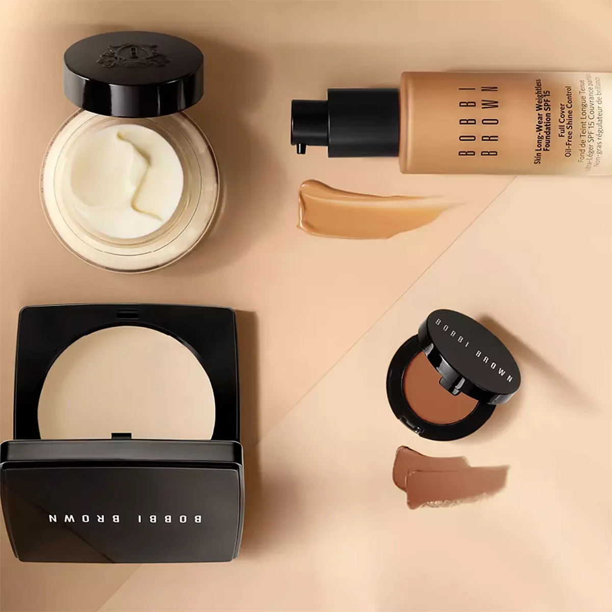 Sminkprodukter från Bobbi Brown på en beige bakgrund.