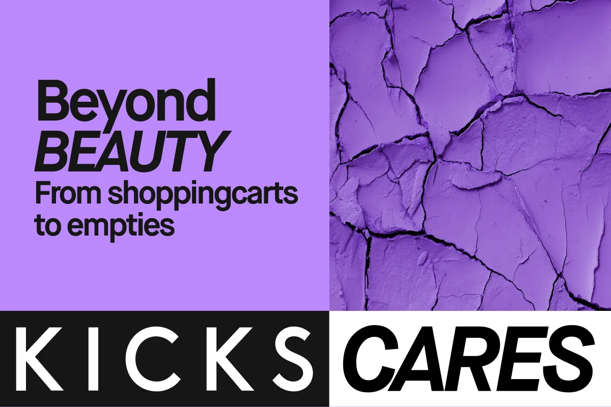 Violetti kampanjabanneri, jossa lukee "Beyond BEAUTY – From shoppingscarts to empties". Oikealla näkyy violetti halkeillut pinta. Alareunassa on teksti "KICKS CARES" mustavalkoisena.