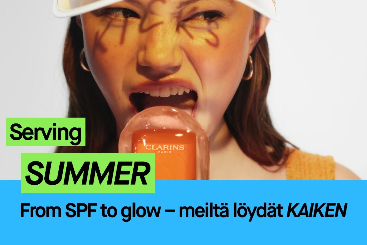Henkilö käyttää KICKS-lippaa ja pitää edessään Clarins Paris SPF 50 Invisible Sun Care Stick High Protection -aurinkosuojatuotetta. Kuvassa näkyvät vihreät tunnisteet ”Serving” ja ”SUMMER” sekä teksti ”Från SPF till glow – vi har ALLT”.