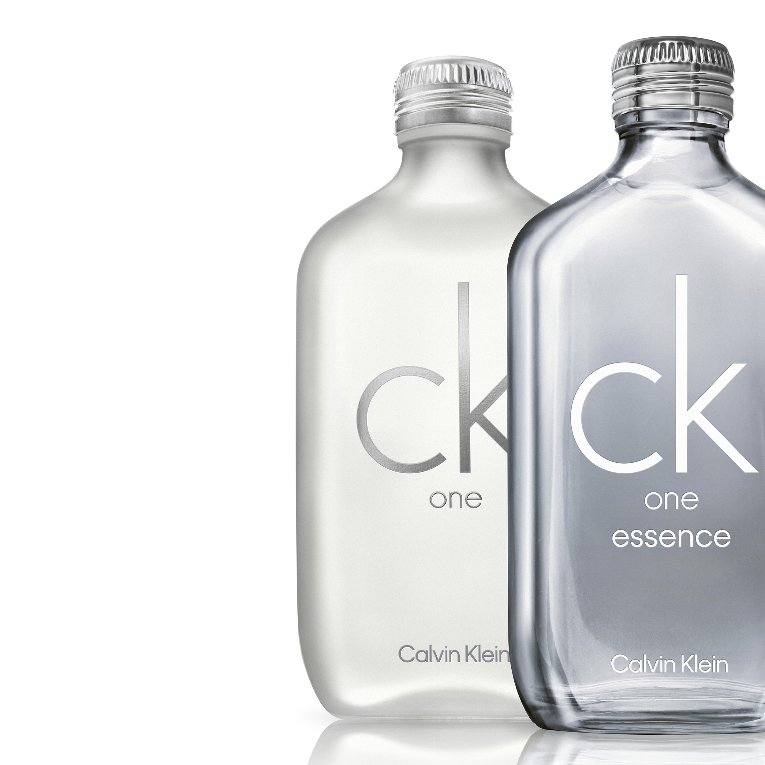 Til høyre er en Calvin Klein-parfymeflaske merket "ck one". Til venstre er en gruppe mennesker kledd i hvite t-skjorter og dongerijakker. Teksten "ck one. the original fragrance for everyone." vises nederst.