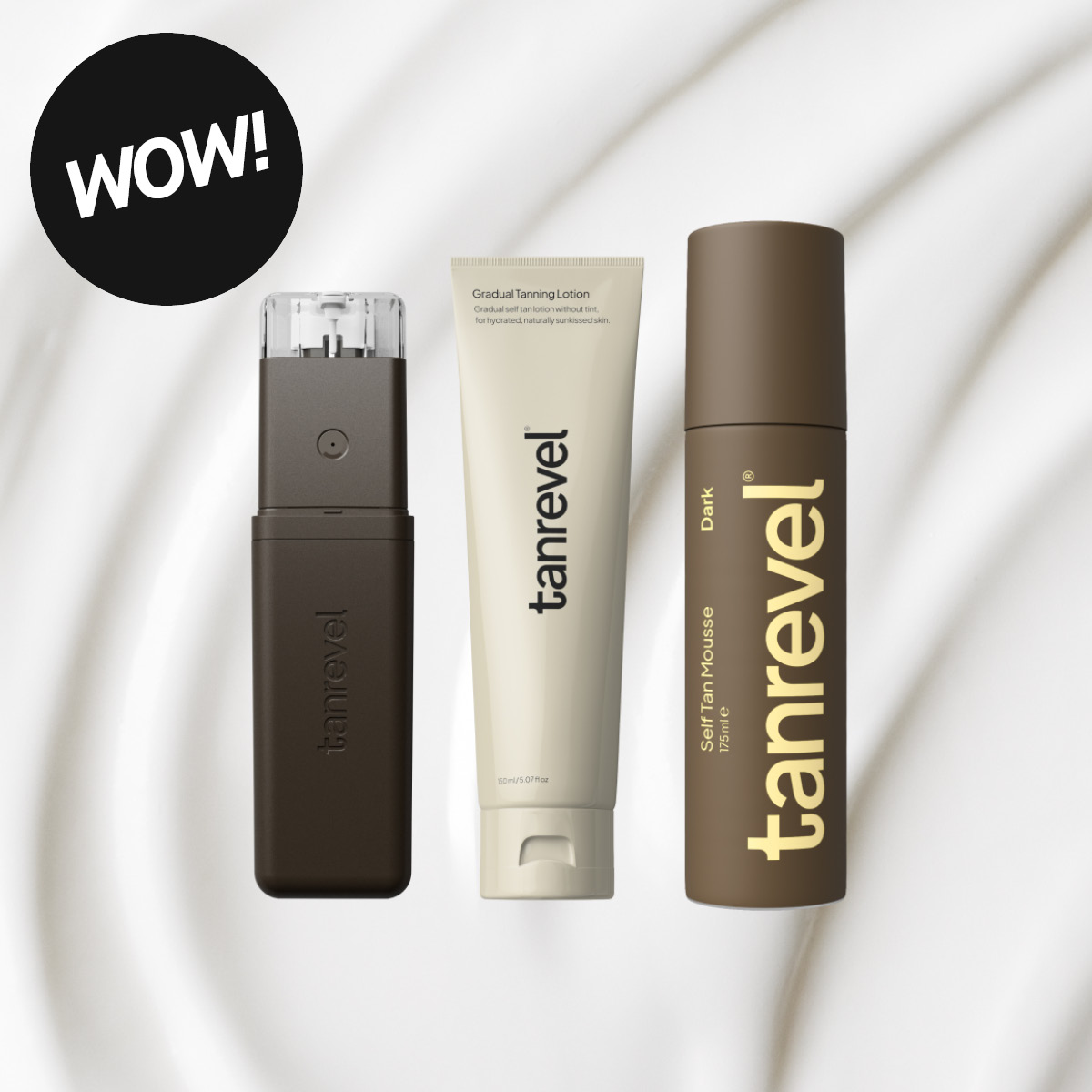Tre brun- og beigefargede Tanrevel-produkter, inkludert “Self Tan Mousse Dark” og “Gradual Tanning Lotion”, med en svart sirkel med teksten “WOW!”.