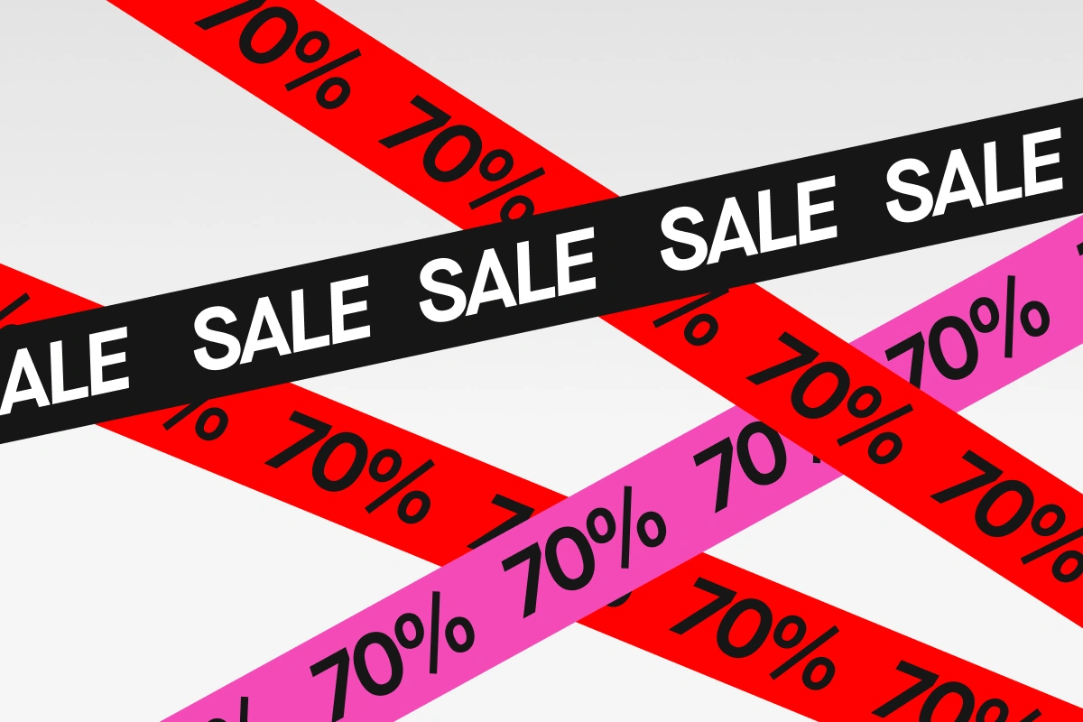 Grafisk SALE-banner mot lys grå bakgrunn med svarte, rosa og røde diagonale bånd. Synlig tekst inkluderer gjentatte “SALE” og “70%”.