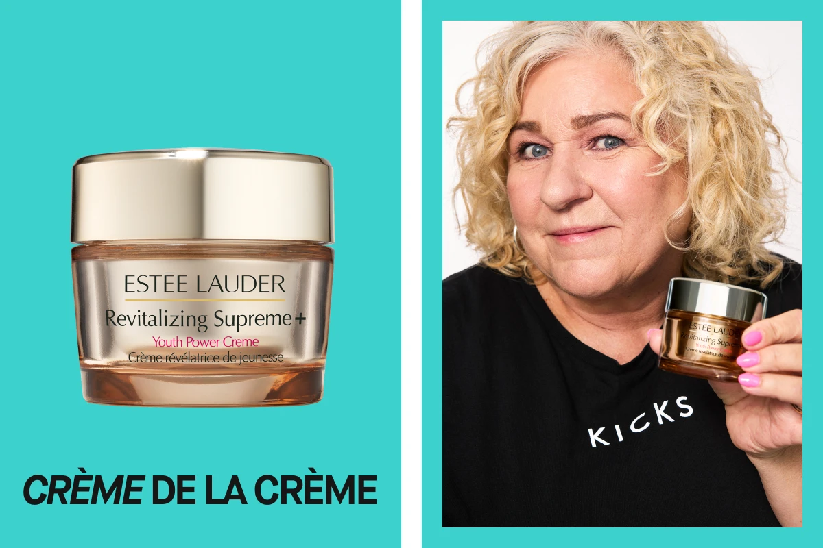 Kuva Estée Lauder Revitalizing Supreme+ Youth Power Creme -voidepurkista ja henkilöstä, joka pitää purkkia kädessään. Teksti "CRÈME DE LA CRÈME".