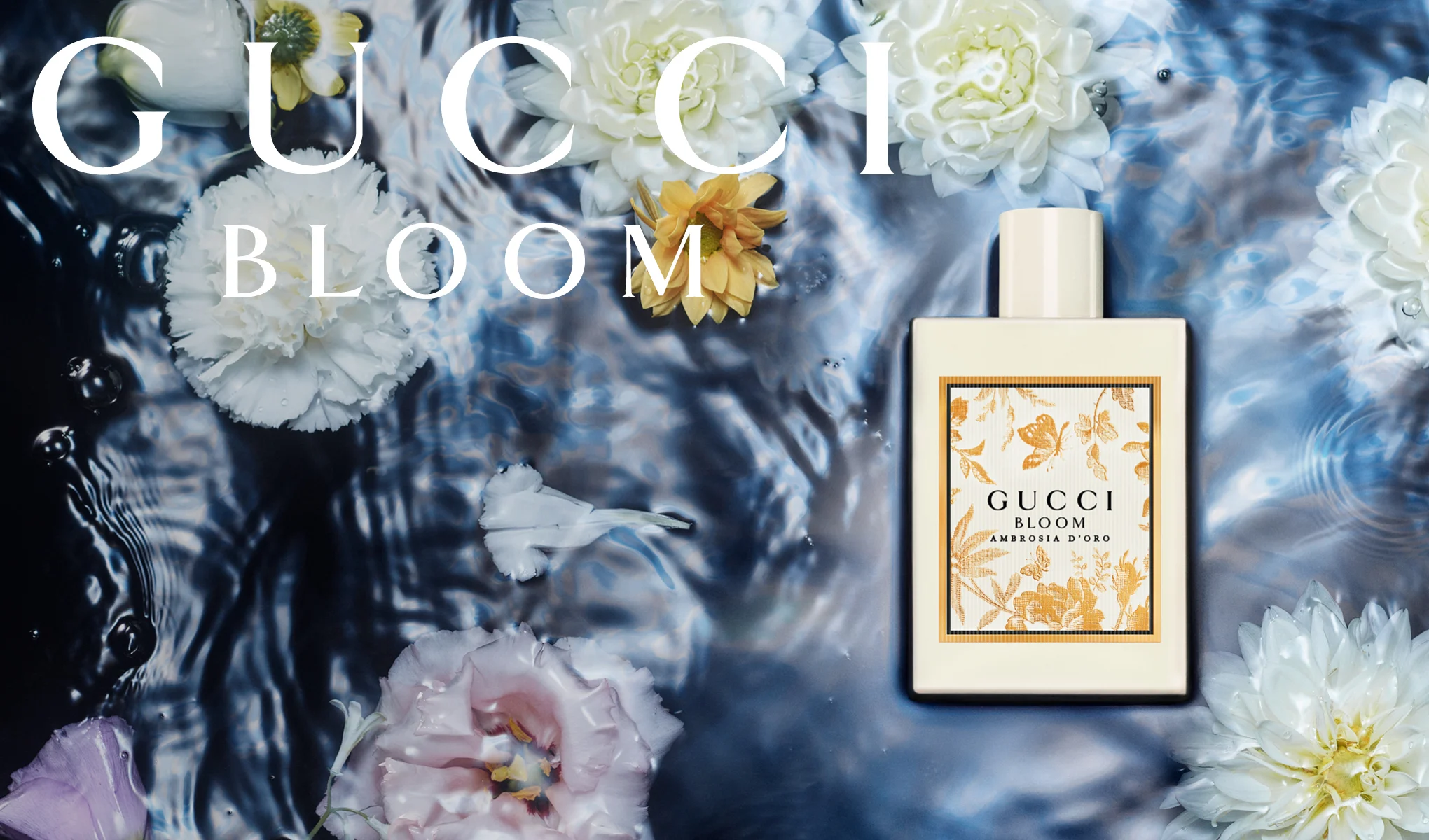 Gucci Bloom Ambrosia di Fiori-doftflaska på vattenyta omgiven av blommor, med texten ”Gucci Bloom”.
