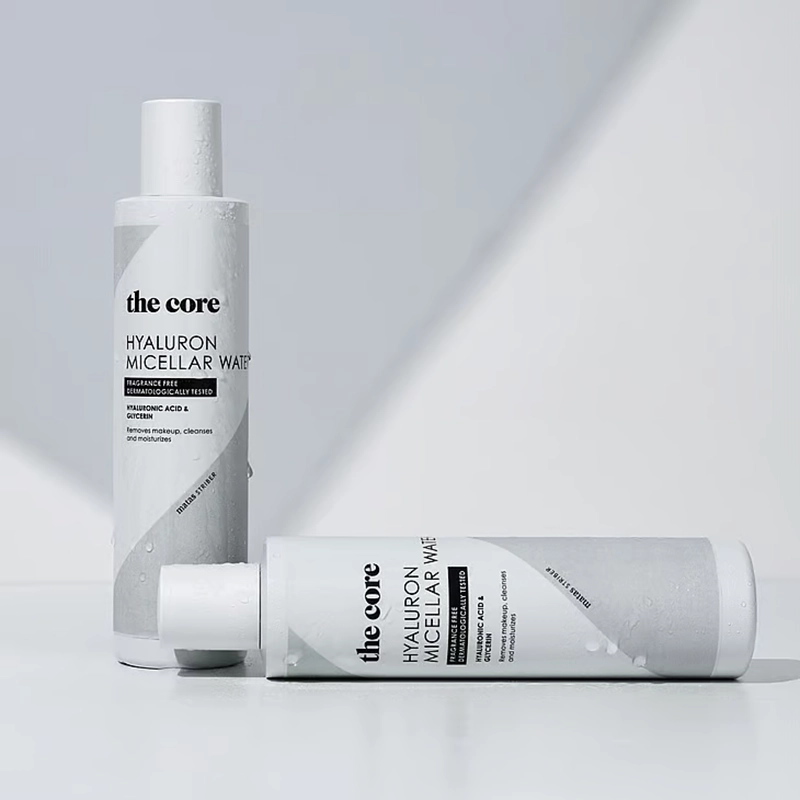 Kaksi pulloa the core Hyaluron Micellar Water -puhdistusvettä. Pulloissa on harmaa ja valkoinen etiketti, jossa on musta teksti.