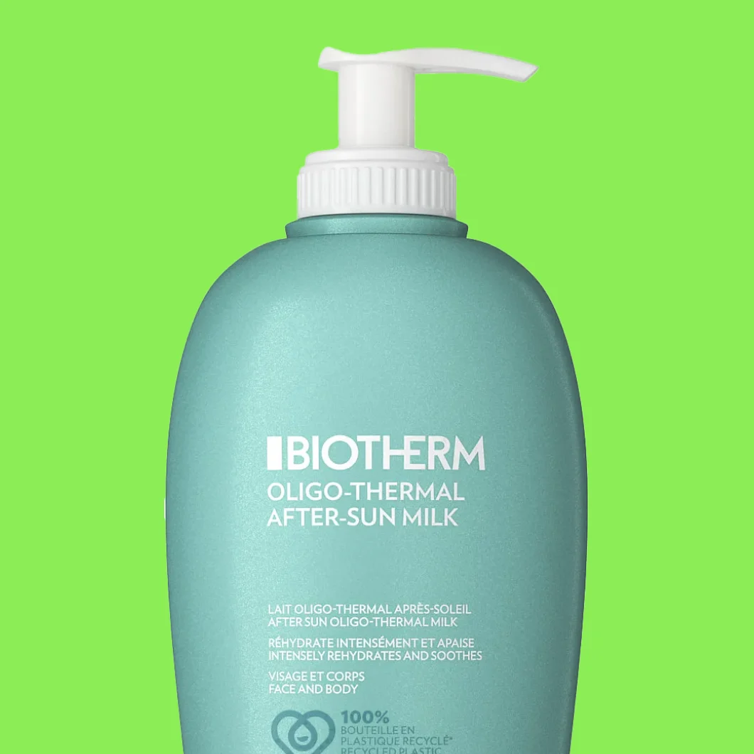 Flaska märkt “BIOTHERM Oligo-Thermal After-Sun Milk Face and Body Intensely Rehydrates and Soothes” mot grön bakgrund.