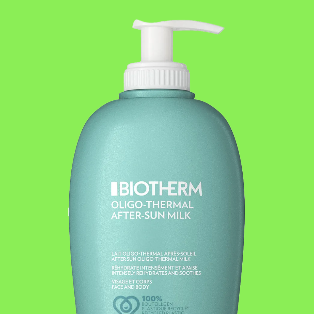 Flaske merket “BIOTHERM Oligo-Thermal After-Sun Milk Face and Body Intensely Rehydrates and Soothes” mot grønn bakgrunn.