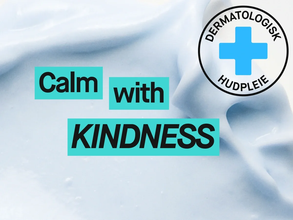 Lys blå kremtekstur med teksten "Calm with KINDNESS" og merket "DERMATOLOGISK HUDVÅRD". Bildet fremhever hudpleie med fokus på beroligende og skånsomme produkter.