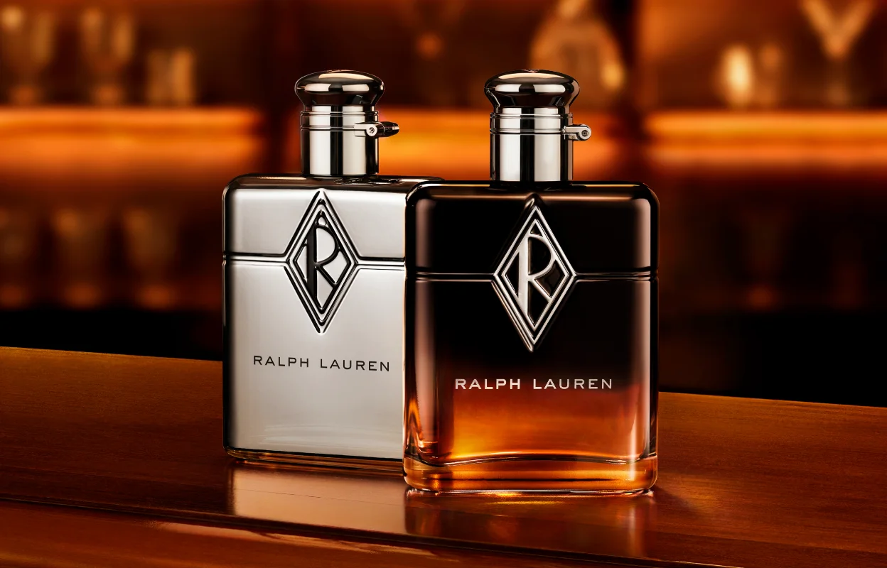 To parfymeflasker fra Ralph Lauren i varme, ravfargede omgivelser.