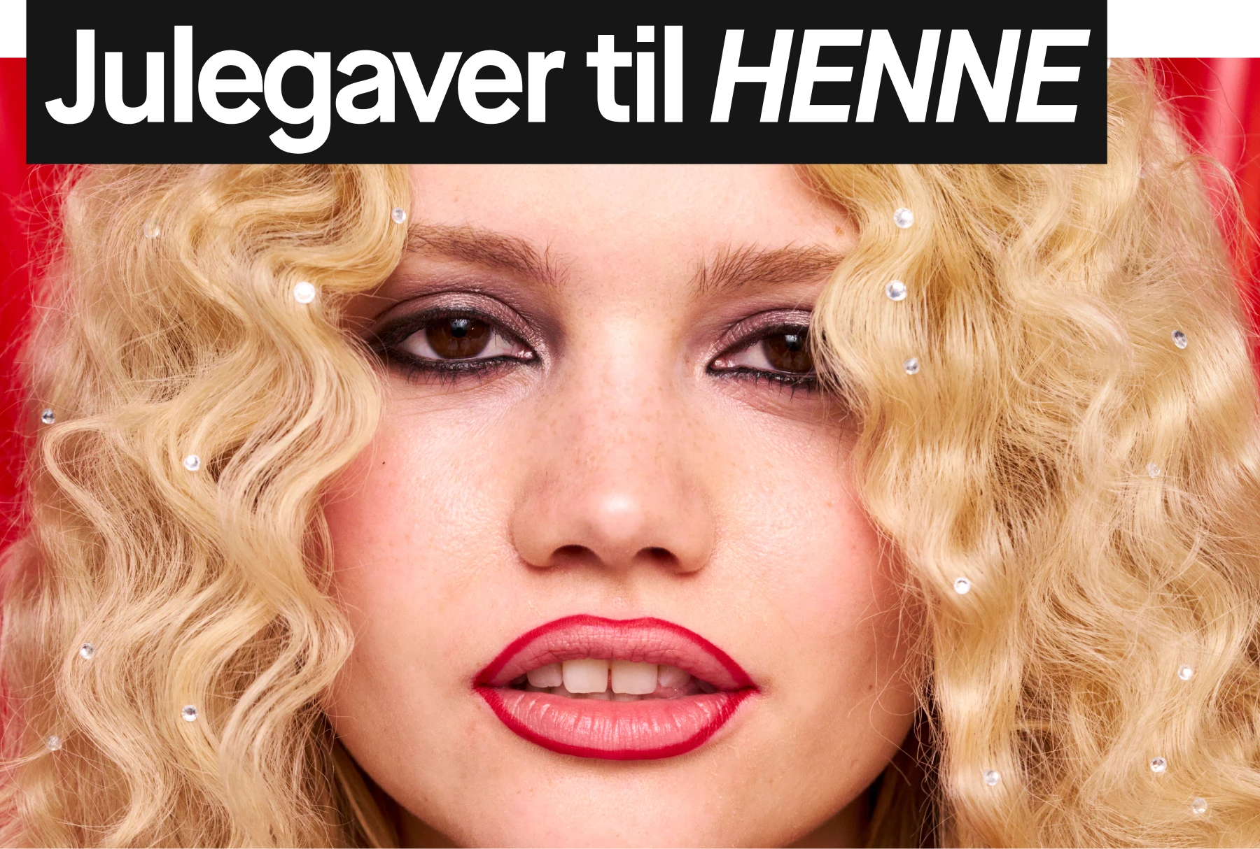 Produkter og personer med rød julebakgrunn