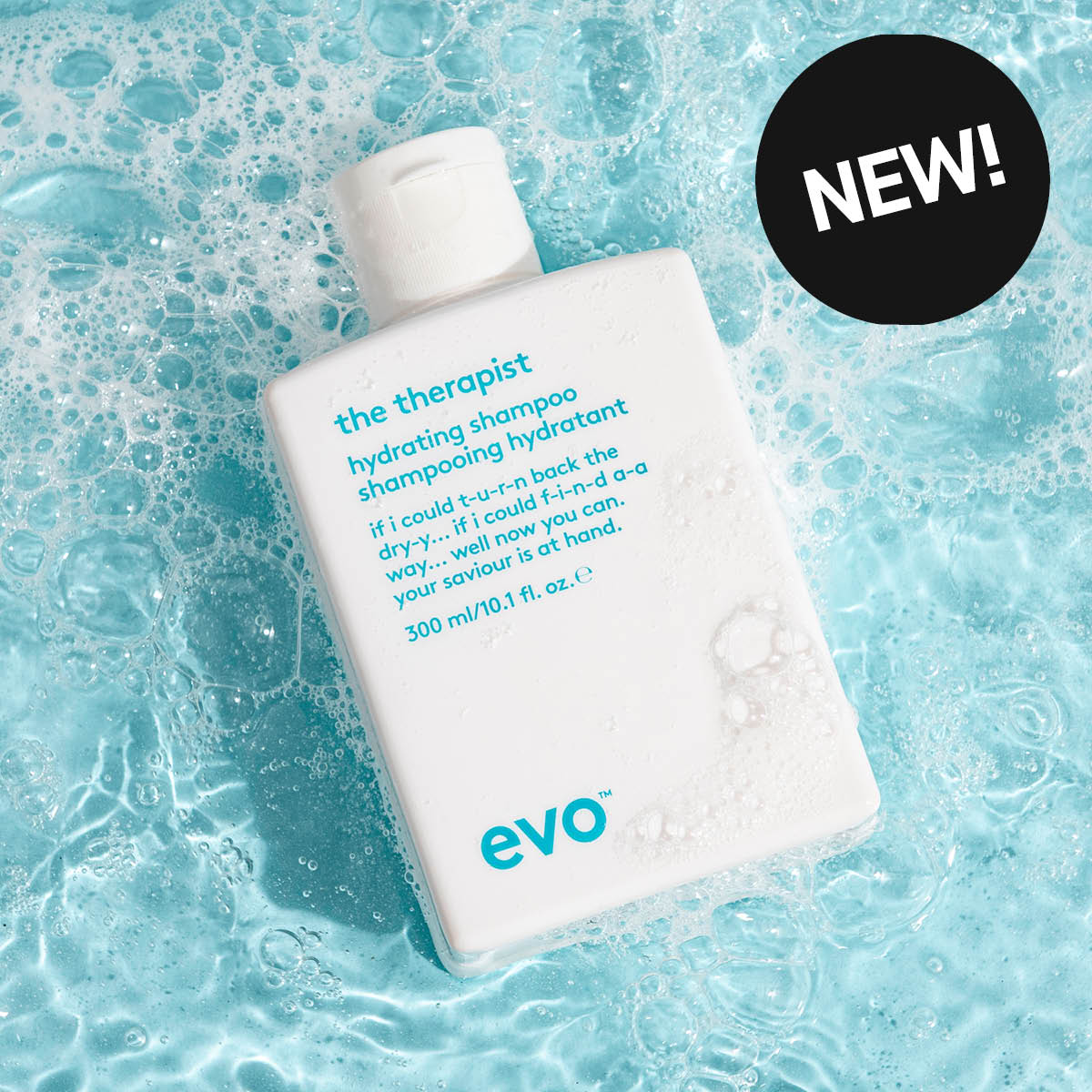 EVO “the therapist” hydrating shampoo i hvit flaske ligger på blått vann med bobler og vanndråper. Teksten “the therapist”, “hydrating shampoo”, “shampooing hydratant”, “300 ml/10.1 fl. oz.” og “evo” vises på flasken sammen med en svart sirkel med teksten “NEW!”.