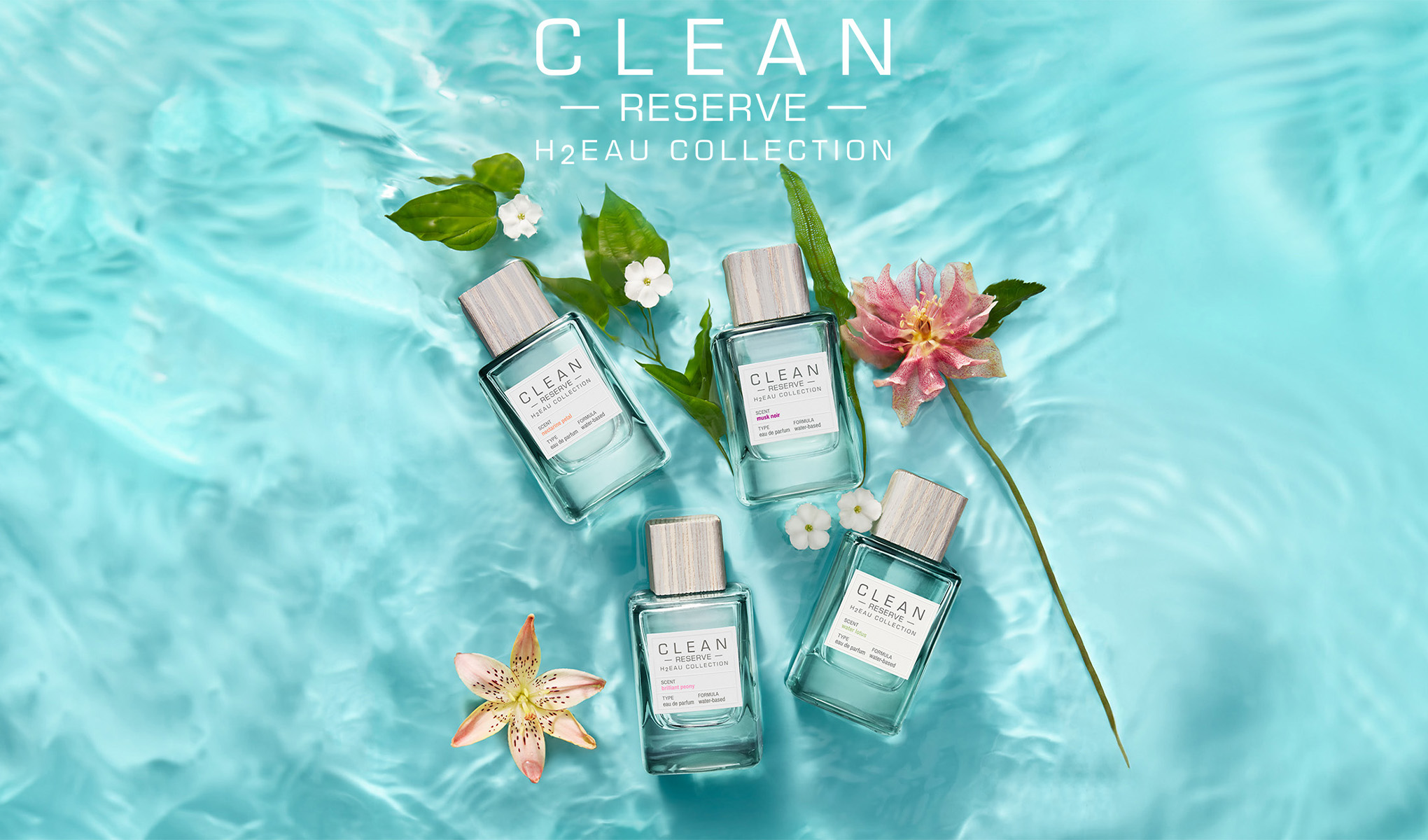 Neljä Clean-pulloa, jotka on sijoitettu vesimäiseen taustaan, jonka ympärillä on kukkia ja vihreitä lehtiä. Kuvan yläosassa on teksti ”Clean Reserve H2Eau Collection”.