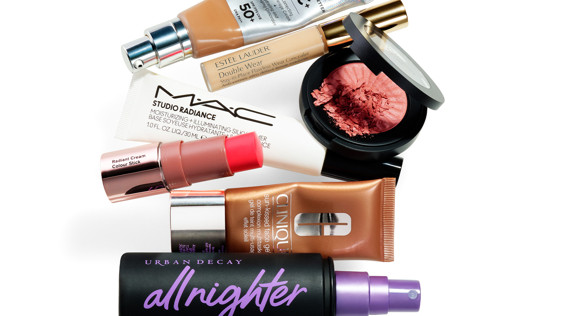 En samling av forskjellige sminkeprodukter inkludert foundation, concealer, rouge, ansiktsgel, fargestift og setting spray. Produktene er fra merker som MAC, Estee Lauder, Clinique og Urban Decay.