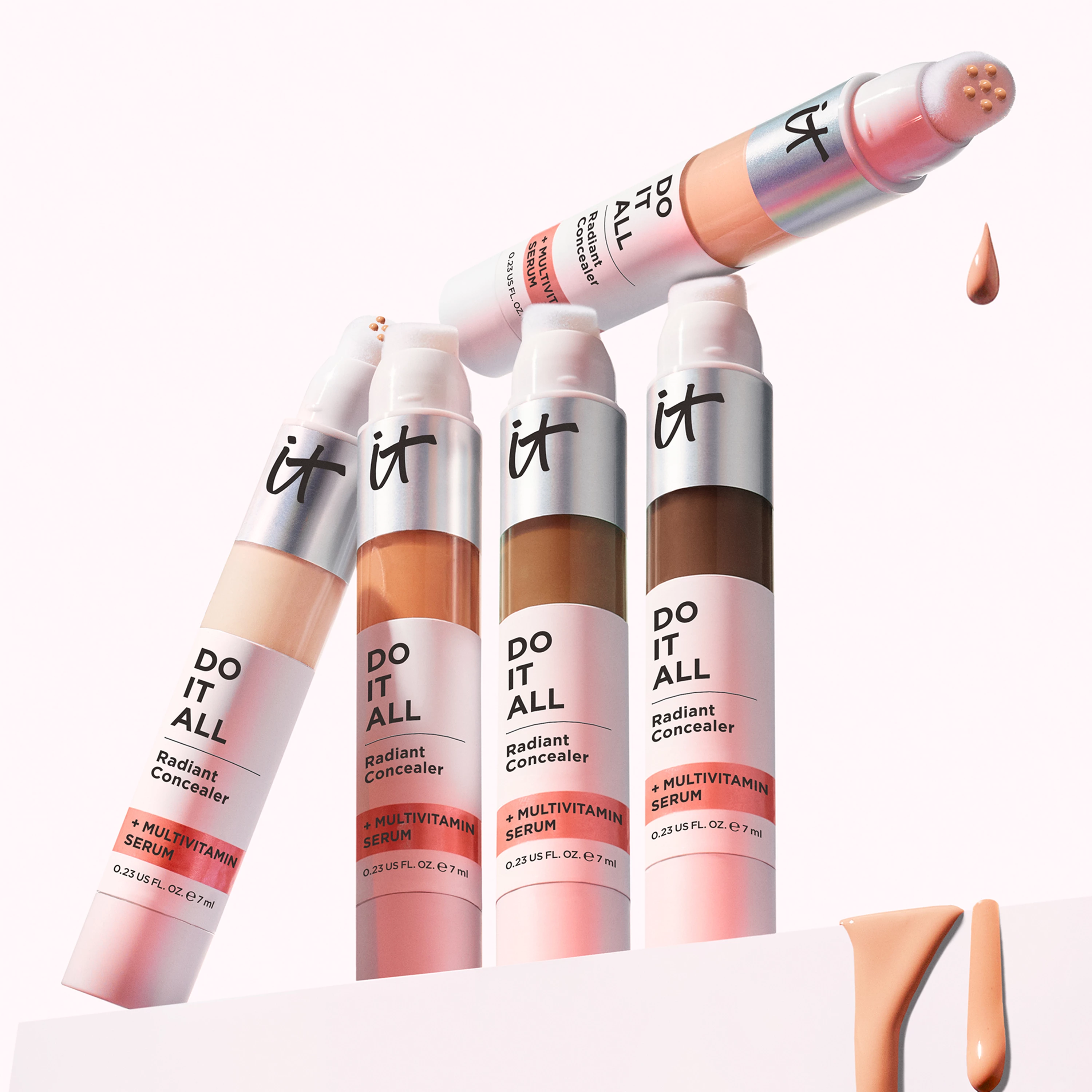 Fyra iT Cosmetics -concealers i olika nyanser, som innehåller multivitaminserum.