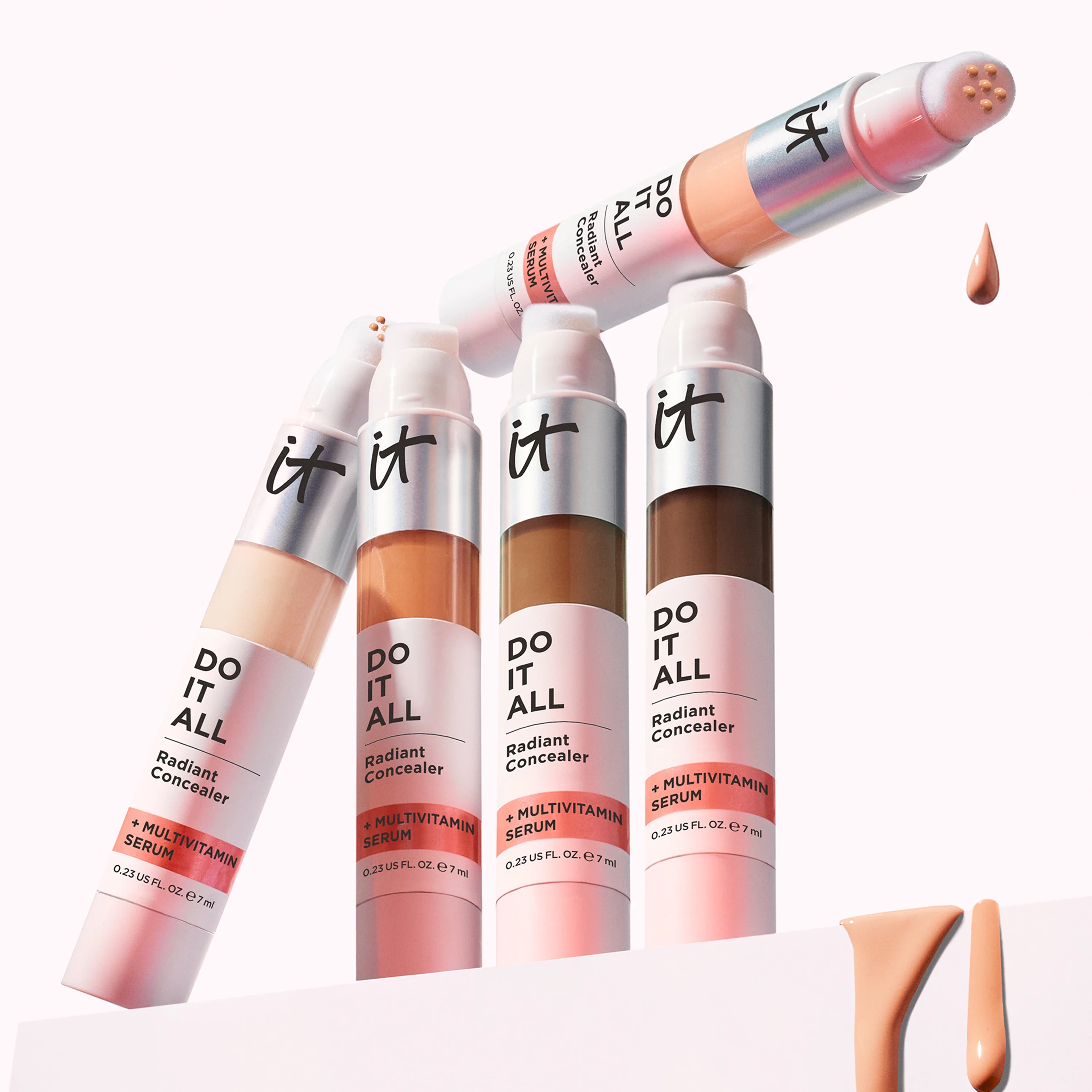 Fyra iT Cosmetics -concealers i olika nyanser, som innehåller multivitaminserum.