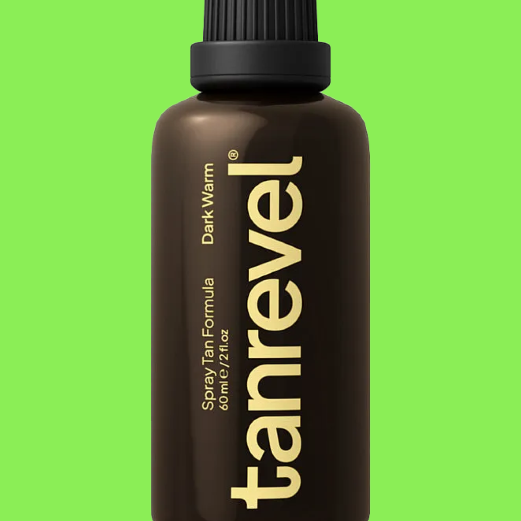 Pullo, jossa teksti “tanrevel Spray Tan Formula Dark Warm 60 ml / 2 fl. oz” vihreää taustaa vasten.