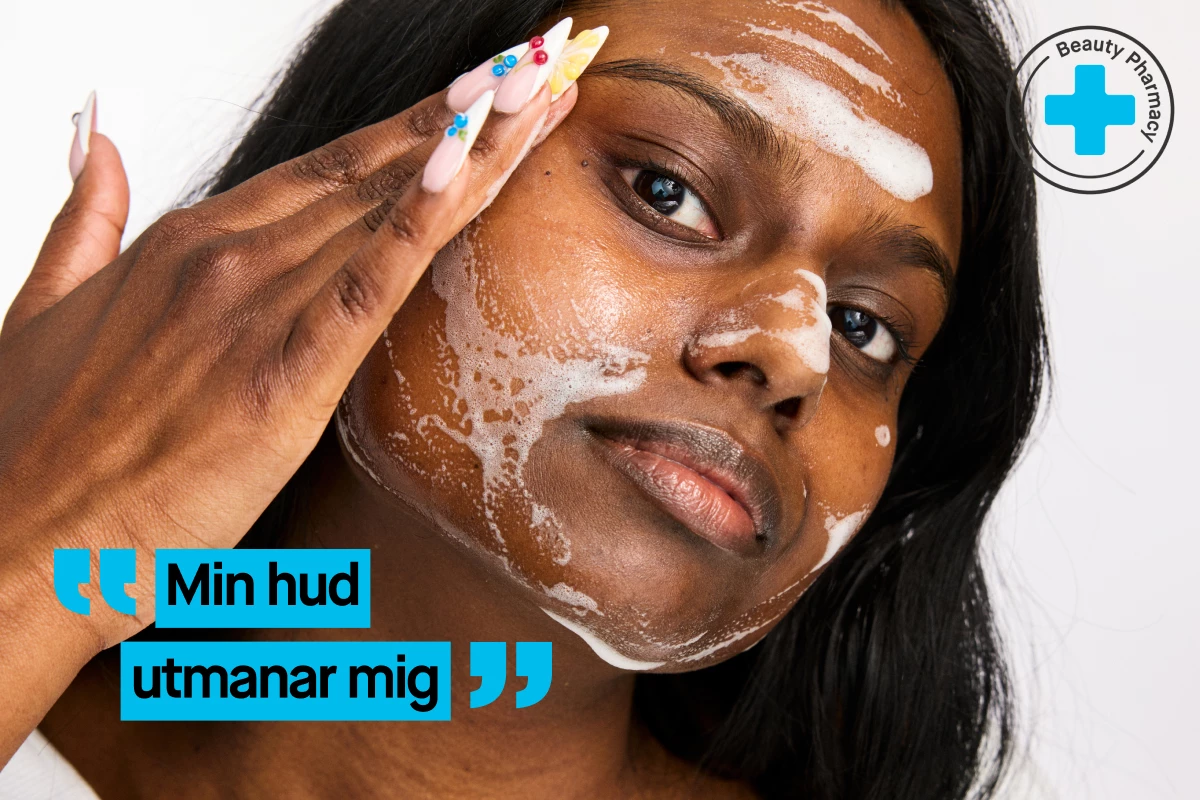 En person applicerar kräm på sitt ansikte.
