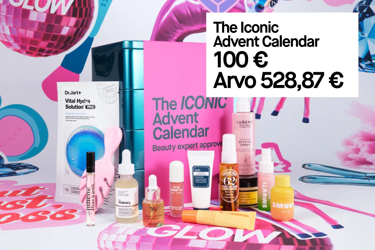 The Iconic Advent Calendar - 1 100 kr, arvo 5 905 kr. Kuvassa näkyy pinkki lahjapakkaus ja erilaisia kosmetiikkatuotteita värikkäällä taustalla.