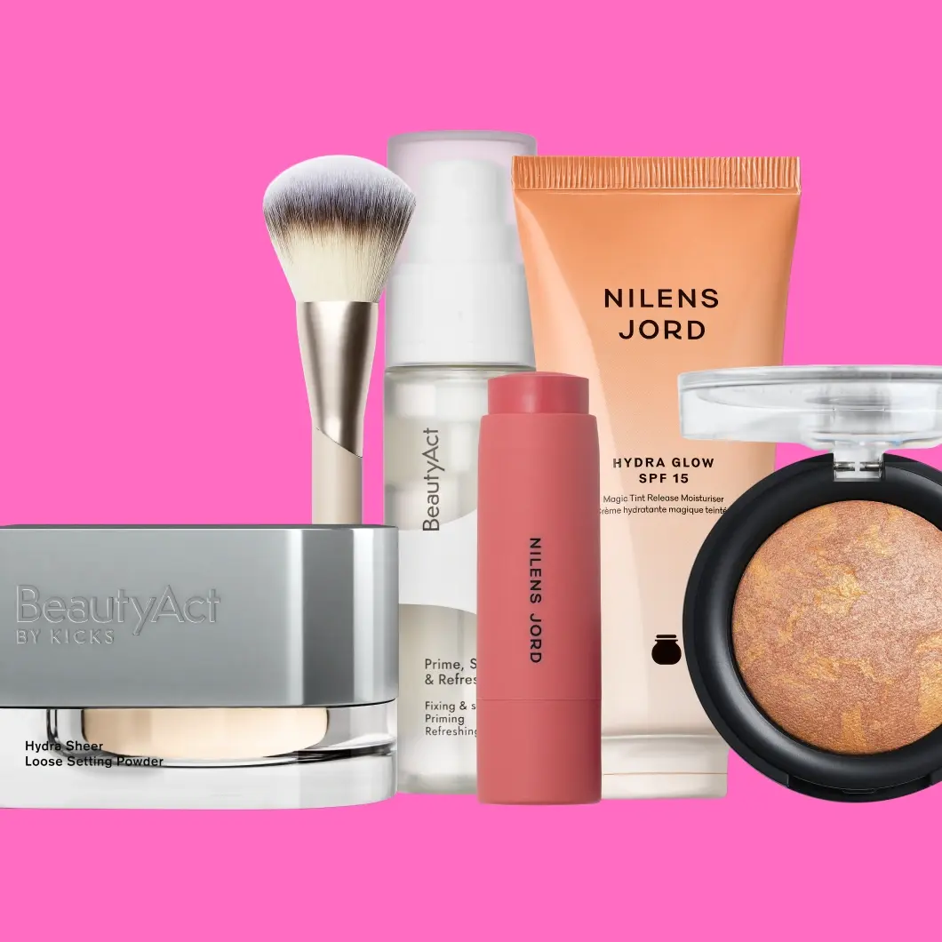 Basmakeup på rosa bakgrund med BeautyAct by KICKS Hydra Sheer Loose Setting Powder och Prime, Set & Refresh, samt Nilens Jord Hydra Glow SPF 15 och ett rosa Nilens Jord-stick. En makeupborste och ett skimrande puder visas också.