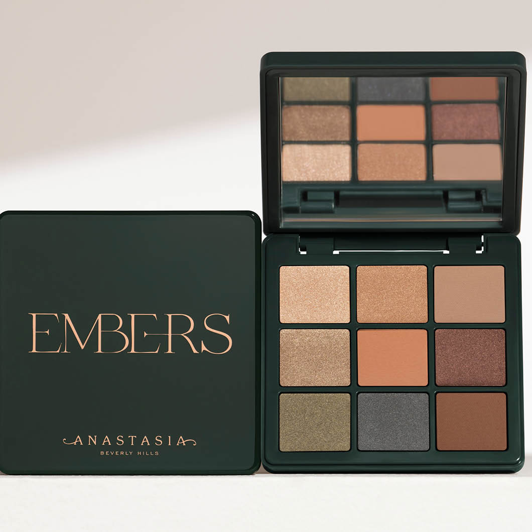 Anastasia Beverly Hills Embers ögonskuggspalett, med nio olika färger, arrangerad på en ljus bakgrund.