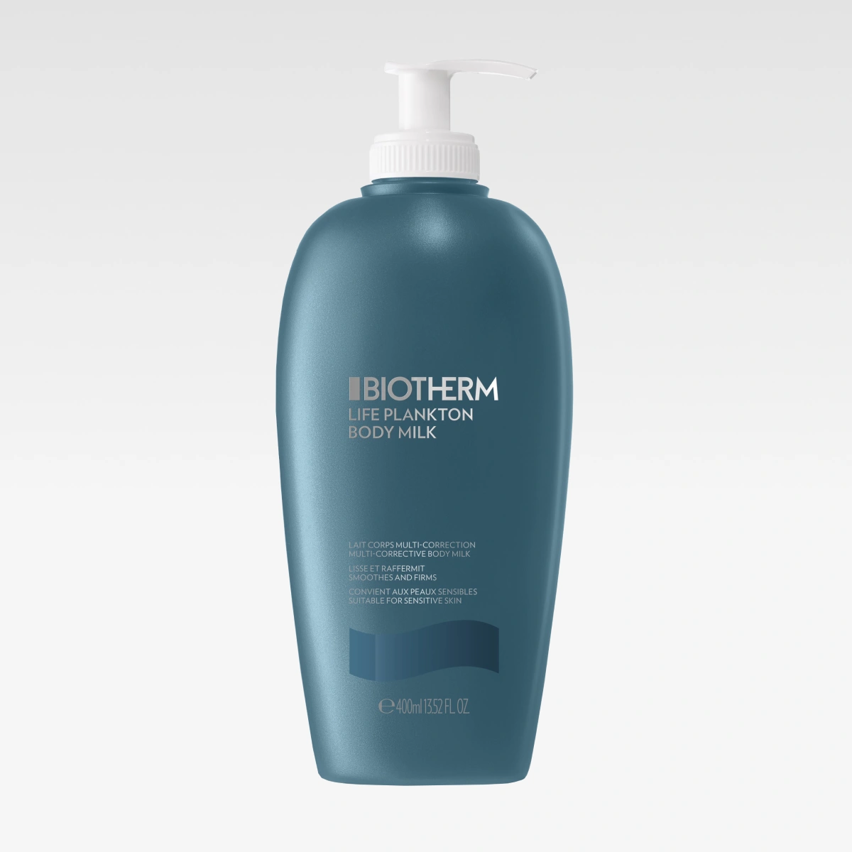 Turkos flaska med pump från Biotherm märkt “BIOTHERM LIFE PLANKTON BODY MILK”, kroppslotion för hudvård. Texten anger “Lait corps multi-correction, lisse et raffermit, suitable for sensitive skin” samt “400 ml / 13.52 fl. oz”.