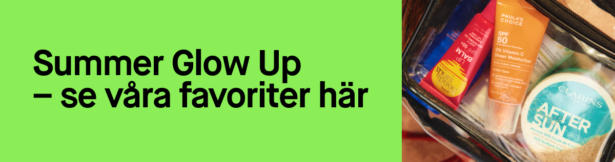 Grön bakgrund med texten “Summer Glow Up – se våra favoriter här” och en necessär med solskydd och hudvård som Paula’s Choice SPF 50 5% Vitamin C Sheer Moisturizer, Bondi Sands Lip Balm SPF 50+ och Clarins After Sun.
