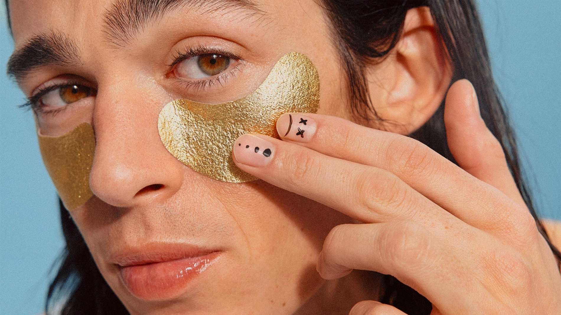 Mann med gyllen øyepute under øyet