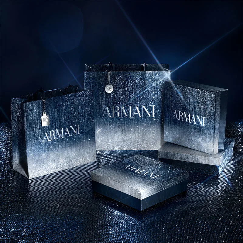 Eleganta presentaskar från Armani – julklappar till Honom. Mörkgråa och silverfärgade mot lyxig och exklusiv bakgrund.