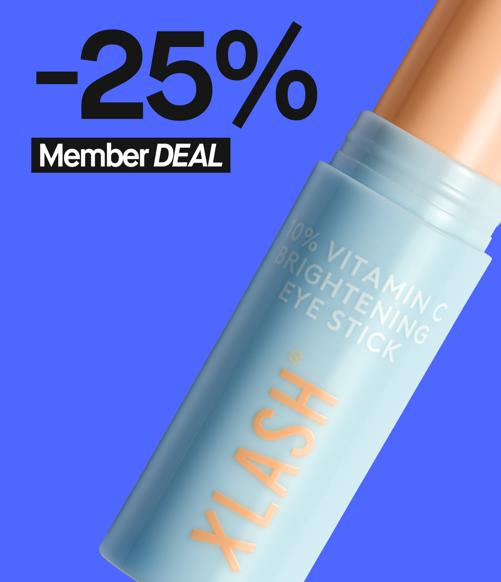 Kuva XLASH 10% Vitamin C Brightening Eye Stick -silmänympärysvoiteesta. Vaaleansininen puikko, jossa on oranssia tekstiä. Vasemmassa yläkulmassa lukee "-25% Member DEAL" sinisellä taustalla.