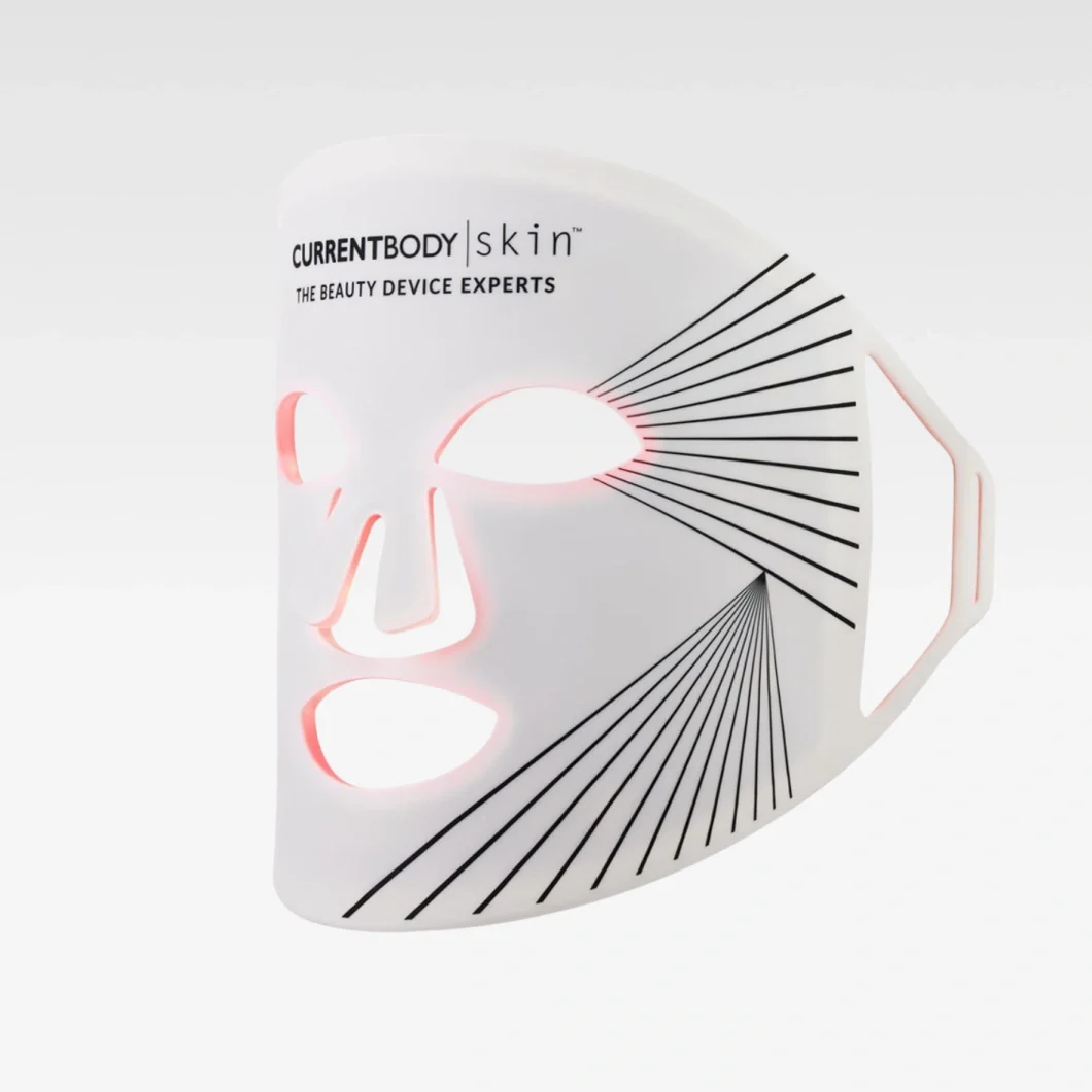 CurrentBody Skin LED -kasvomaski yhdessä tuoksudiffuuserin, pillow sprayn, jalkavoiteen, gua shan ja wellness-tuotteiden kanssa vaaleansinisellä taustalla. Tuotteet on aseteltu spa-henkiseen ympäristöön tuoksutikkujen, vaaleanpunaisten sukkien ja beauty-työkalujen kanssa.