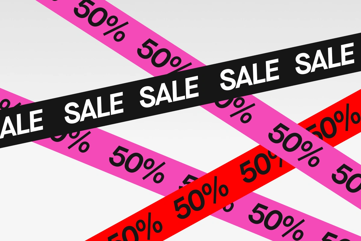 Grafisk SALE-banner mot ljusgrå bakgrund med diagonala svarta, rosa och röda band. Synlig text inkluderar upprepade “SALE” och “50%”.