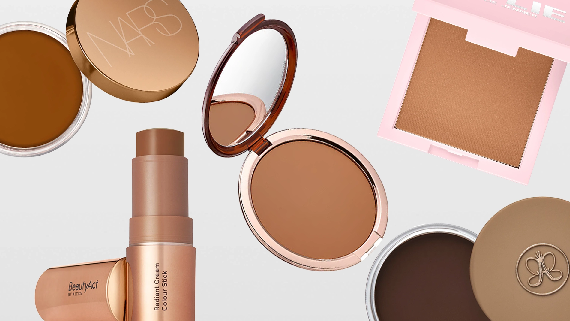 Tasokuva meikkituotteista vaalealla taustalla, mukana NARS-puuteri, BeautyAct By KICKS Radiant Cream Colour Stick sekä bronzer ja puuteri vaaleanpunaisissa ja kullanvärisissä pakkauksissa, yhdessä Anastasia Beverly Hills -logolla varustetun puuterirasian kanssa.