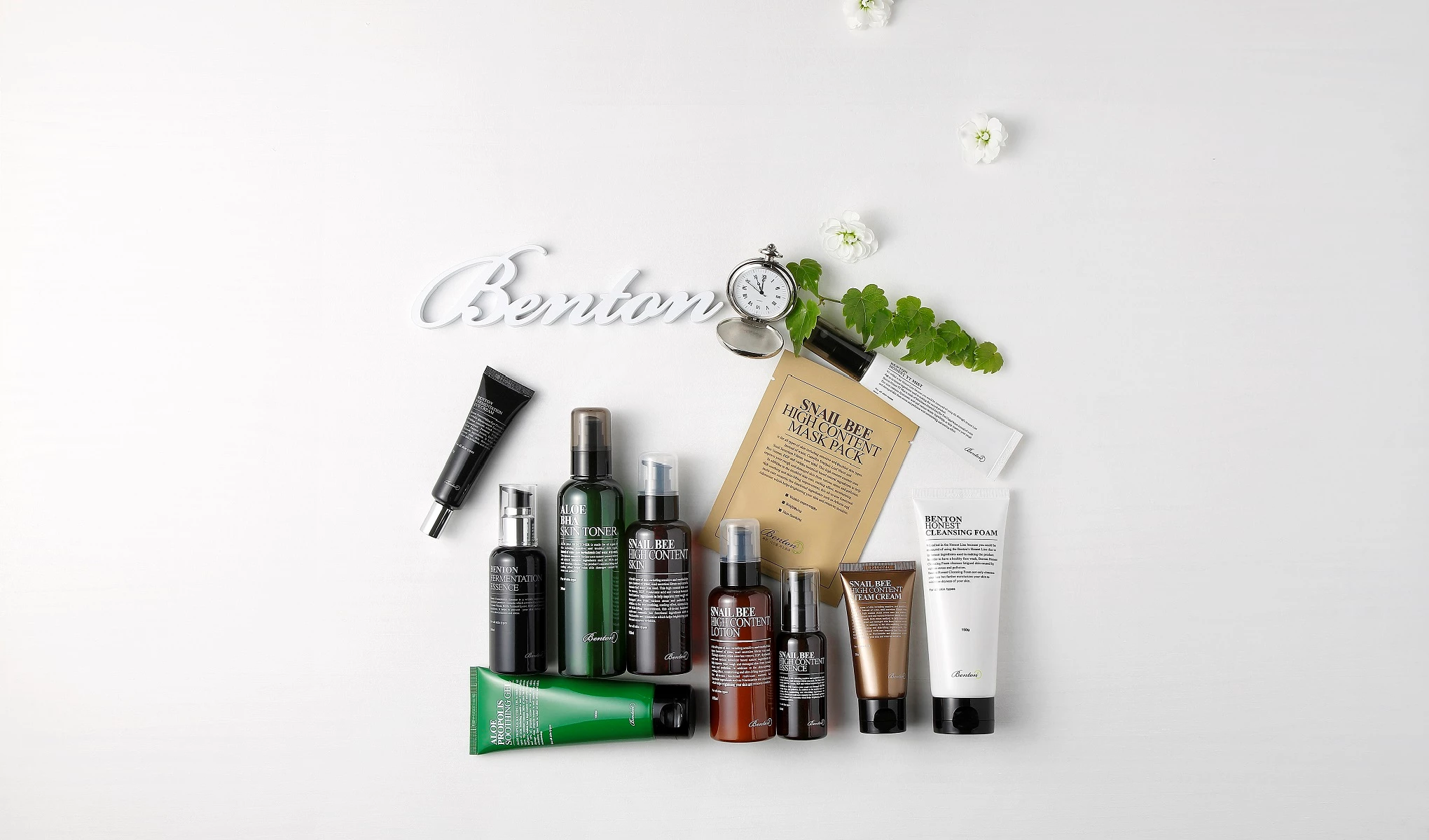 Benton-logo og et utvalg av produktene deres