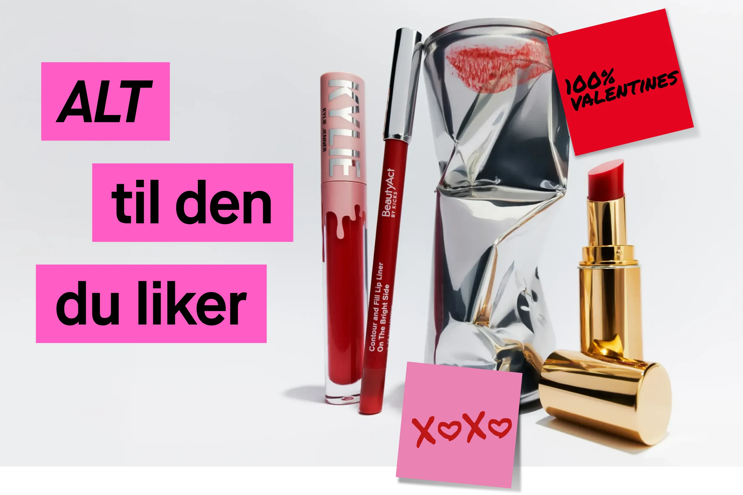 Skjønnhetsprodukter plassert med luft mellom objektene mot lys bakgrunn. Bildet viser rød lipgloss, rød lipliner, gullfarget leppestift og en sølvfarget dekorasjon. Til venstre vises rosa tekstbokser med teksten «ALLT», «till den» og «du gillar». En rød lapp med teksten «100% Valentines» og en rosa lapp med teksten «XOXO» er synlige.