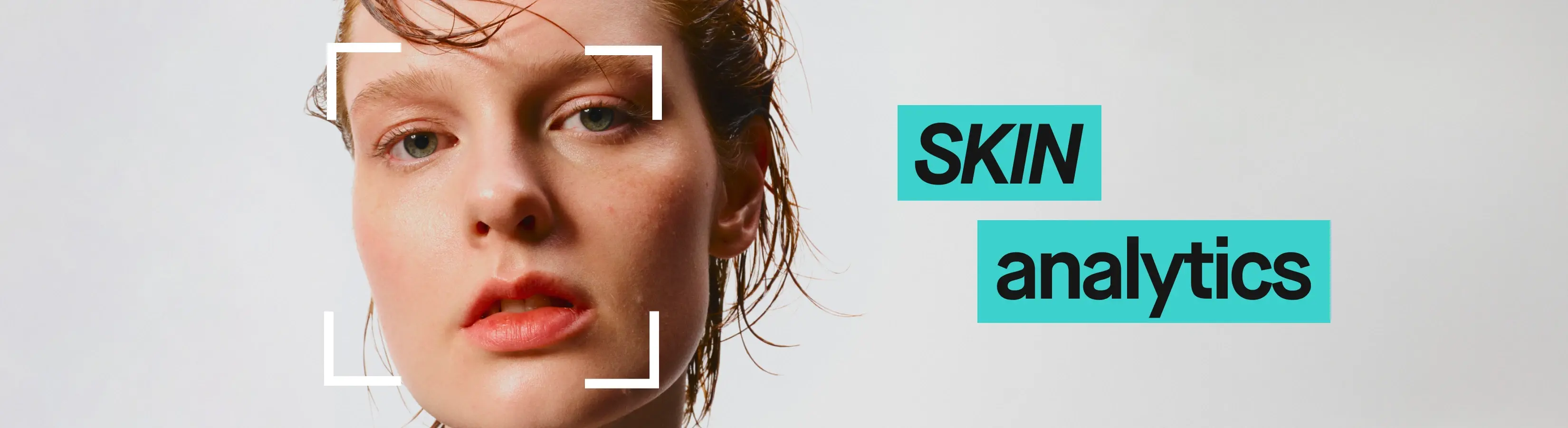 En person med langt, krøllet hår har på seg en baseballhjelm og holder et baseballballtre over skulderen. Teksten "SKIN analytics" er plassert ved siden av personen.