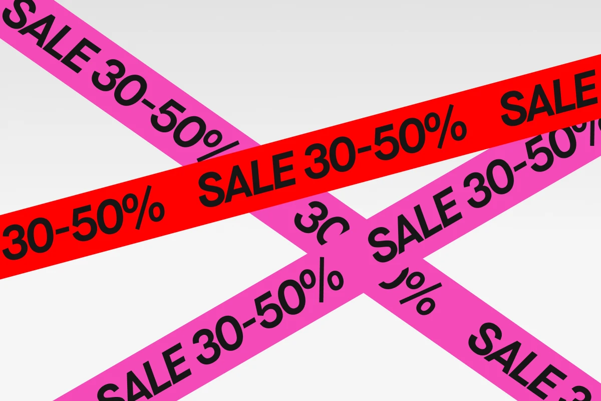 Kampanjgrafikk med diagonale bånd i rosa og rødt med teksten «SALE 30–50 %», som viser pågående salg på utvalgte skjønnhetsprodukter hos KICKS