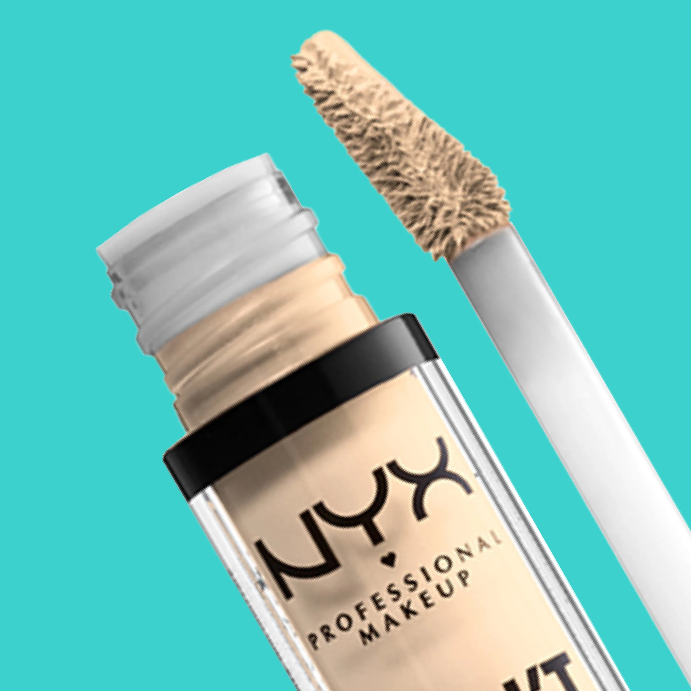 Nærbilde av concealer med applikator mot turkis bakgrunn. Transparent emballasje med svart tekst: «NYX Professional Makeup».