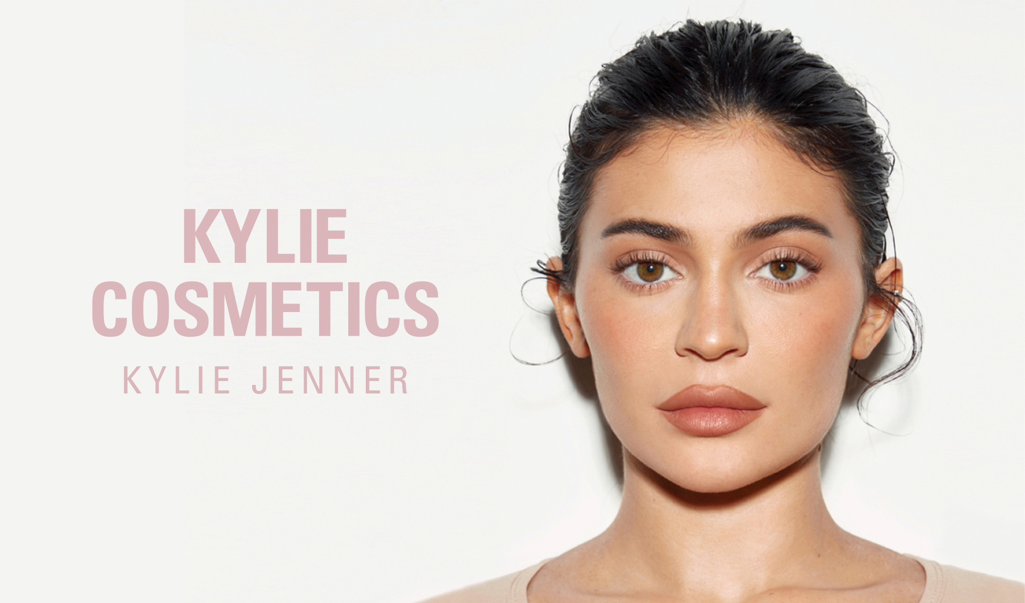 Kylie Cosmetics -logo ja Kylie Jennerin nimi näkyvät vaalealla taustalla. Teksti on vaaleanpunaisella fontilla.