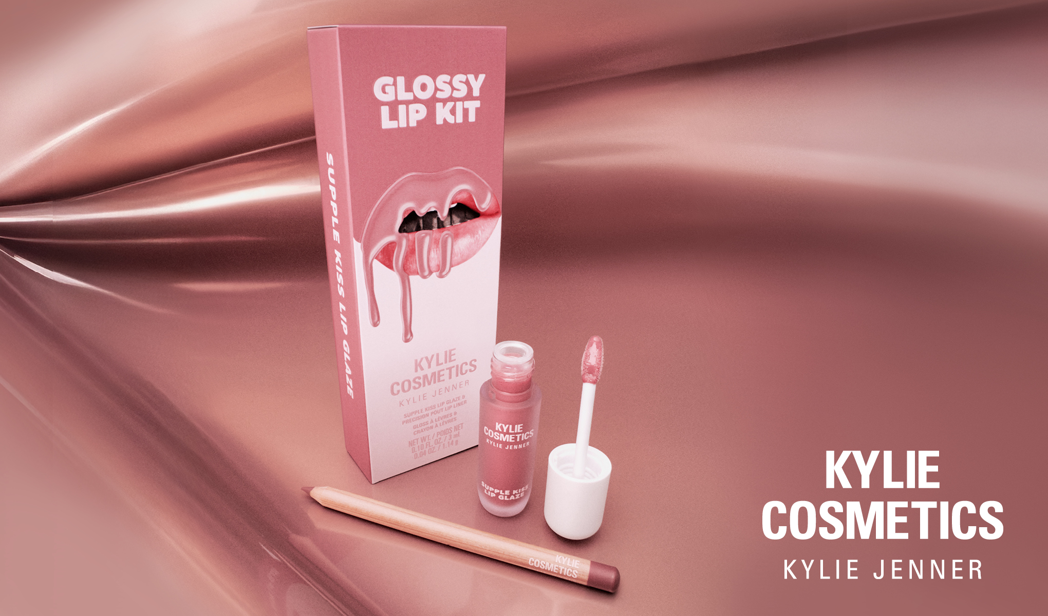 Et sett med leppeprodukter fra Kylie Cosmetics, inkludert en leppeblyant og en lipgloss. Produktene er rosa og presentert mot en skinnende rosa bakgrunn.